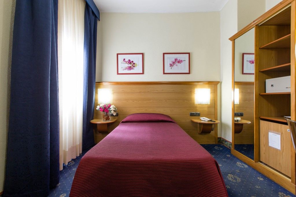 Negresco Gran Via Hotel Madrid Exterior photo