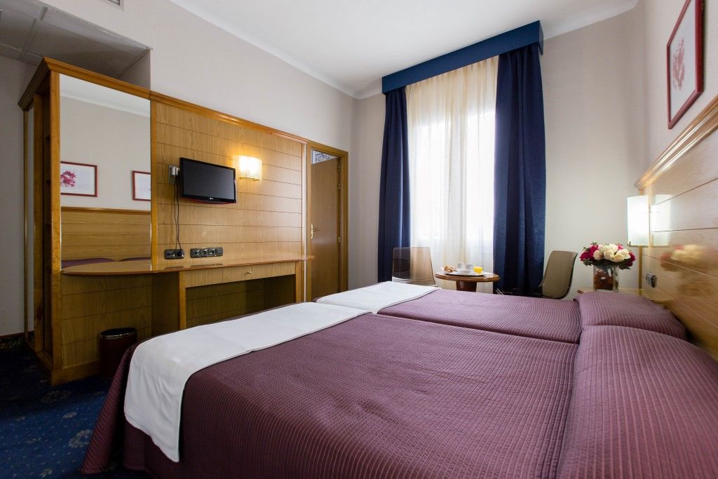 Negresco Gran Via Hotel Madrid Exterior photo